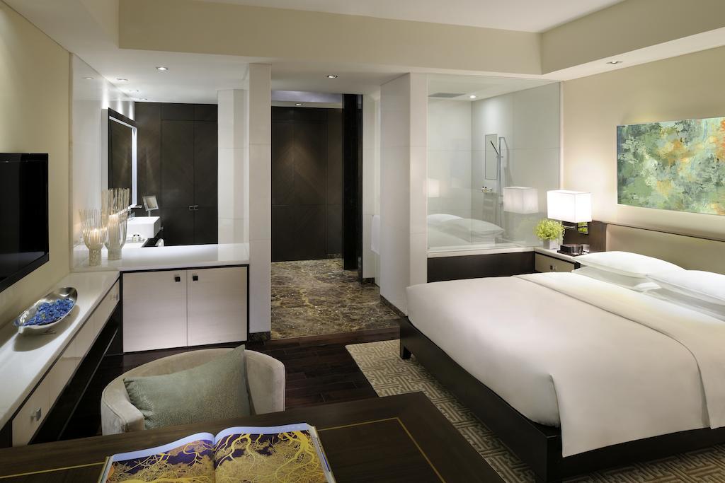 Habitación con cama extragrande y vistas a la ciudad
