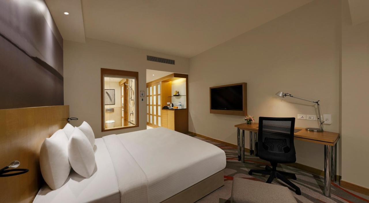 Executive Premier Floor 1 Queen Bed Poolside with 1 way airport transfer and Cocktail Hours and Lounge Access