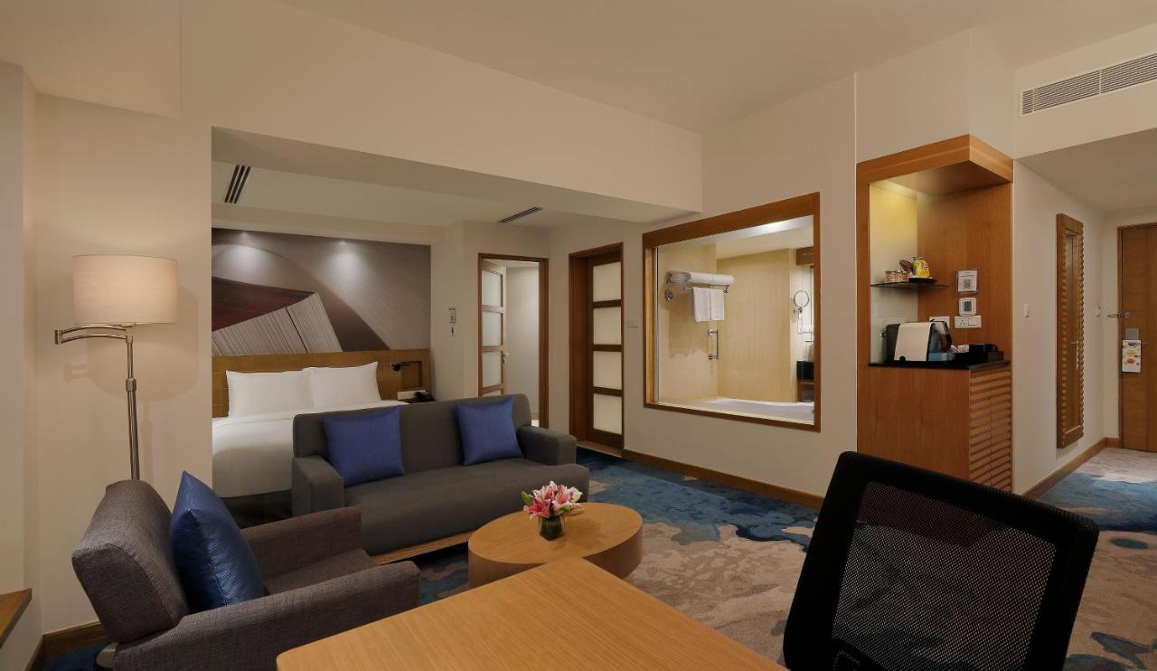 Junior Suite with 1 Queen Bed with 2 way airport transfers and Cocktail Hours and Lounge Access